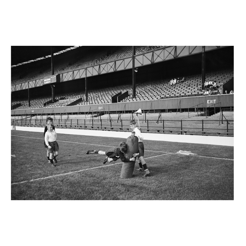 Antoine Dupont tiene a bada un giocatore irlandese davanti alla linea di meta, 2023