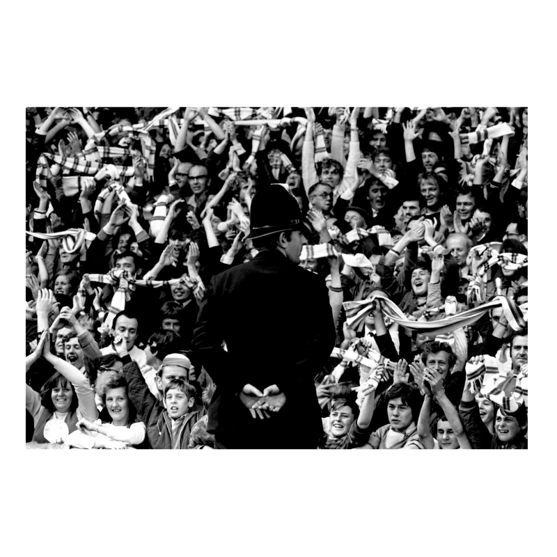 Policier anglais surveillant des supporters de Leeds, 1970