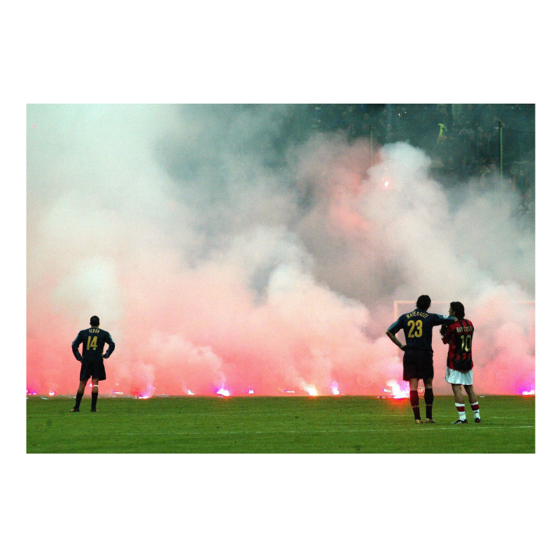 Materazzi accoudé sur Rui Costa devant le nuage de fumis, 2005