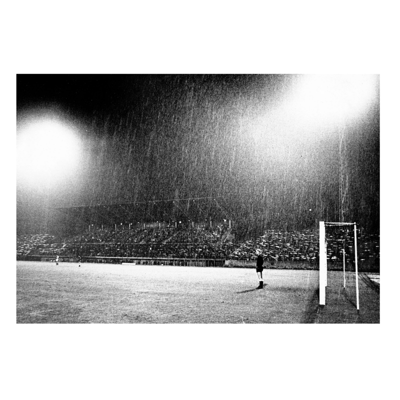 Guardiano sotto la pioggia e sotto i riflettori, 1963