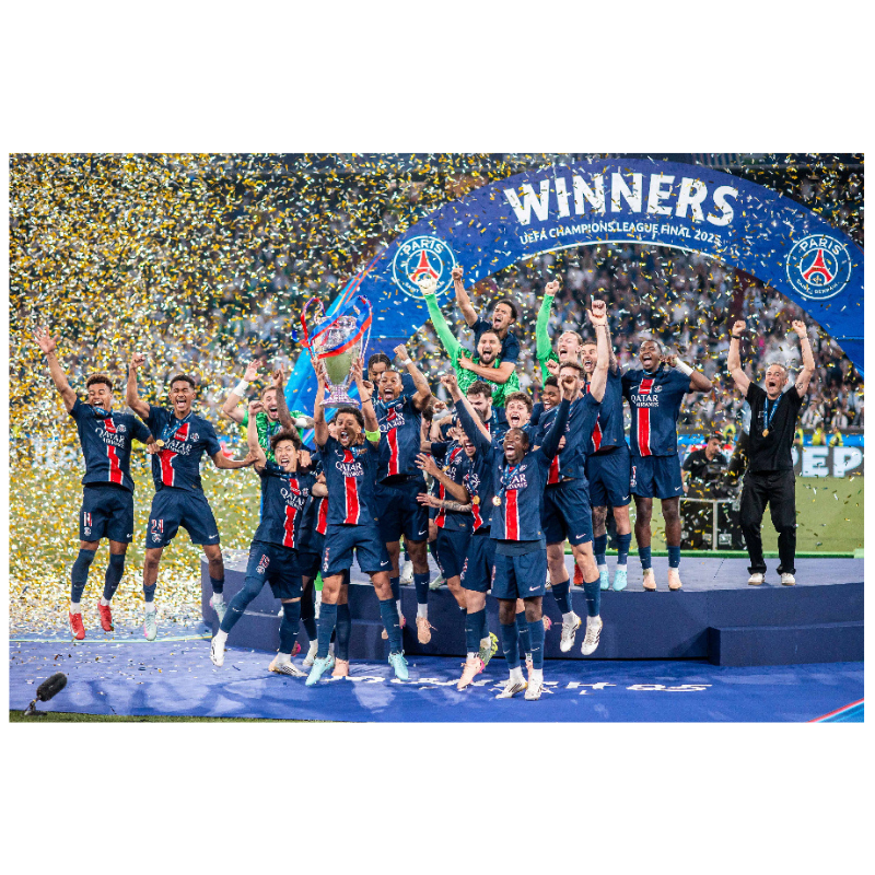 Les Parisiens soulèvent le trophée, Finale 2025