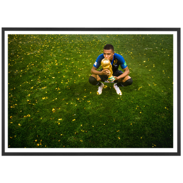 Kylian Mbappé embrasse la coupe du monde, 2018