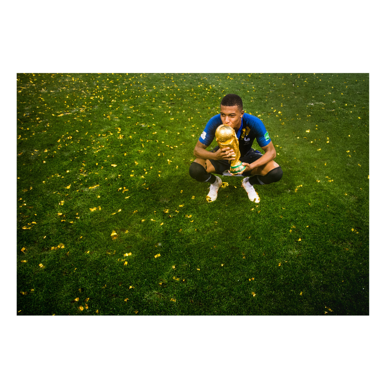 Kylian Mbappé embrasse la coupe du monde, 2018