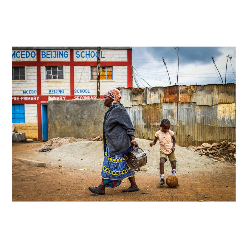 Enfant kenyan jouant dans les rues de Nairobi, 2015