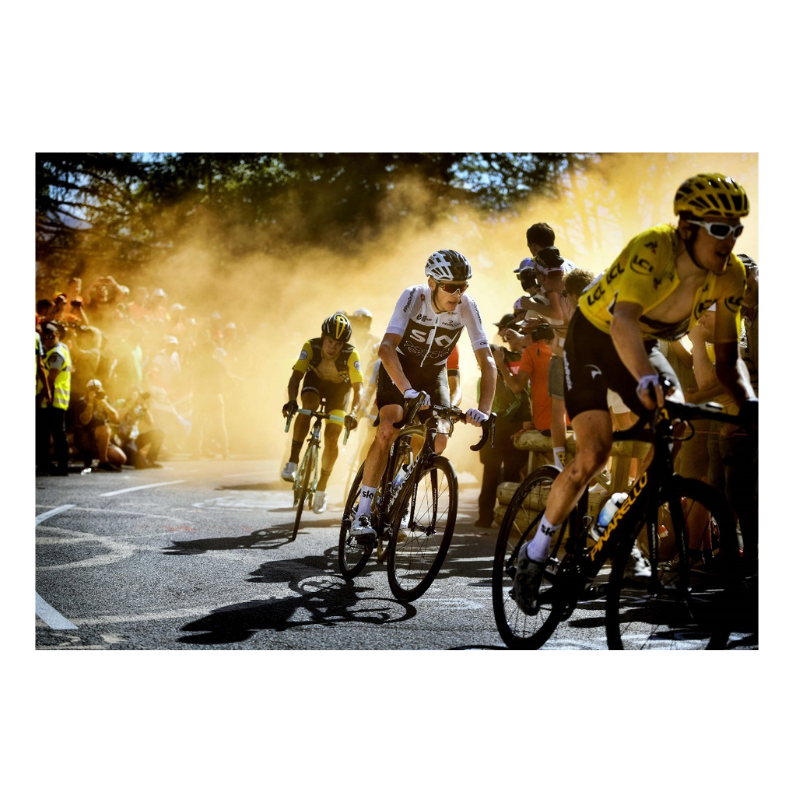 Chris Froome sotto i fumogeni sull'Alpe d'Huez, 2018