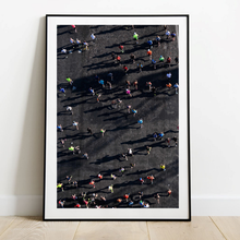 Carica l'immagine nel visualizzatore di Gallery, Vista aerea dei corridori della Maratona di Parigi del 2017