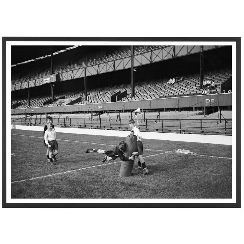 Antoine Dupont tiene a bada un giocatore irlandese davanti alla linea di meta, 2023