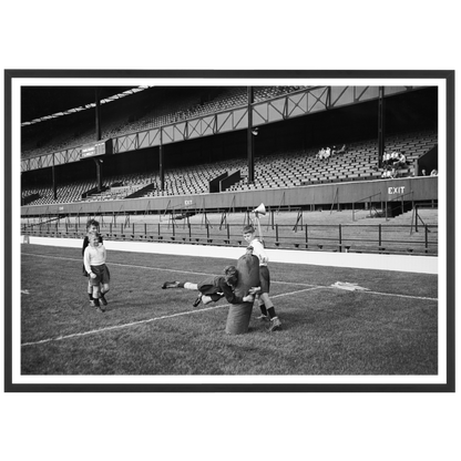 Antoine Dupont tiene a bada un giocatore irlandese davanti alla linea di meta, 2023