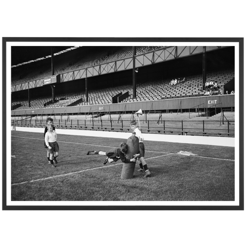 Antoine Dupont tiene a bada un giocatore irlandese davanti alla linea di meta, 2023