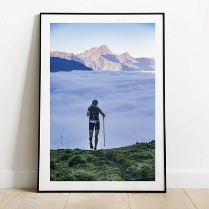 Lever de soleil sur une traileuse de l'UTMB, 2016