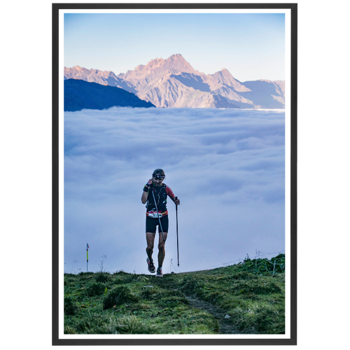Lever de soleil sur une traileuse de l'UTMB, 2016