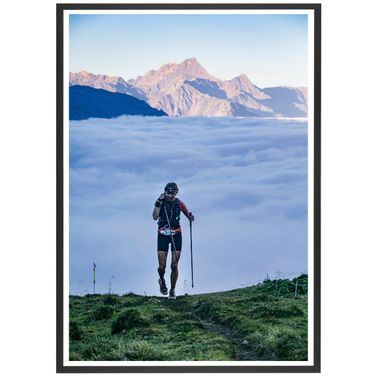 Lever de soleil sur une traileuse de l'UTMB, 2016