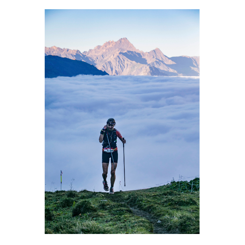 Lever de soleil sur une traileuse de l'UTMB, 2016