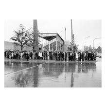 Charger l'image dans la galerie, Spectateurs font la queue, Munich 1972