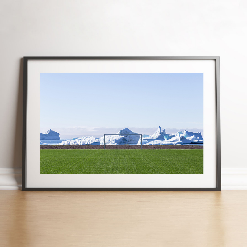 Terrain de foot devant un glacier, 2018