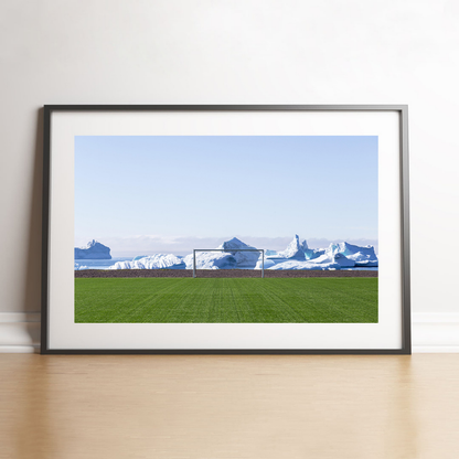 Terrain de foot devant un glacier, 2018