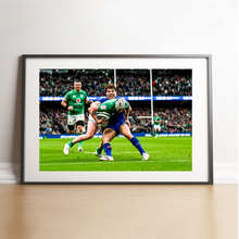 Charger l'image dans la galerie, Antoine Dupont retient un joueur irlandais devant la ligne, 2023