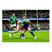 Charger l'image dans la galerie, Antoine Dupont retient un joueur irlandais devant la ligne, 2023