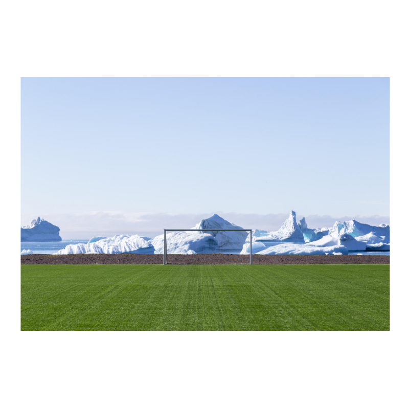 Terrain de foot devant un glacier, 2018