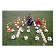 Charger l'image dans la galerie, Aimé Jacquet prépare son entraînement, 1981