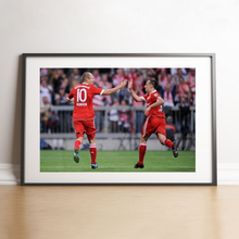 Charger l'image dans la galerie, Tape dans la main entre Robben et Ribéry, 2009