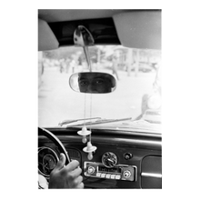 Charger l'image dans la galerie, Pelé regarde dans le rétroviseur, années 70