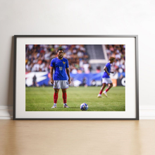 Charger l'image dans la galerie, Ryan Cherki concentré avant son coup franc, 2024