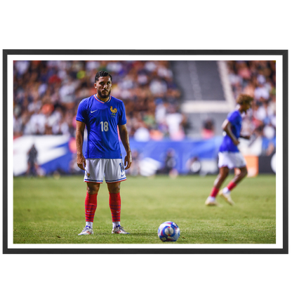 Ryan Cherki concentré avant son coup franc, 2024