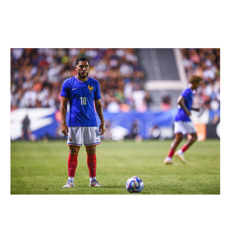 Ryan Cherki concentré avant son coup franc, 2024