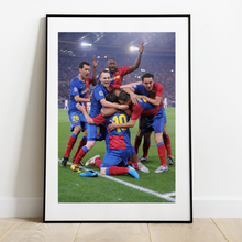 Charger l'image dans la galerie, Xavi &amp; Iniesta fêtent le but de Messi, C1 2009