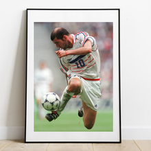 Charger l'image dans la galerie, Zinédine Zidane en apesanteur, 1998