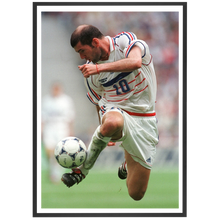 Charger l'image dans la galerie, Zinédine Zidane en apesanteur, 1998