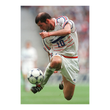 Charger l'image dans la galerie, Zinédine Zidane en apesanteur, 1998