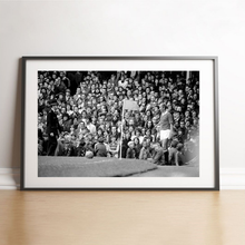 Charger l'image dans la galerie, Bobby Charlton au corner, 1971