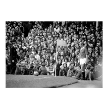 Charger l'image dans la galerie, Bobby Charlton au corner, 1971