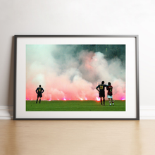 Charger l'image dans la galerie, Materazzi accoudé sur Rui Costa devant le nuage de fumis, 2005