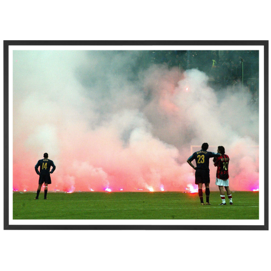 Materazzi accoudé sur Rui Costa devant le nuage de fumis, 2005