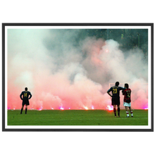 Charger l'image dans la galerie, Materazzi accoudé sur Rui Costa devant le nuage de fumis, 2005