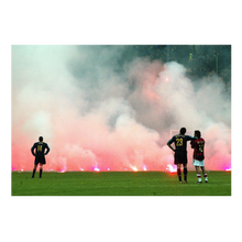 Charger l'image dans la galerie, Materazzi accoudé sur Rui Costa devant le nuage de fumis, 2005
