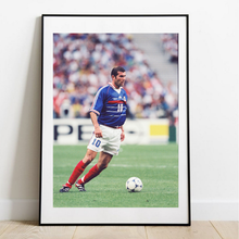 Charger l'image dans la galerie, Zinédine Zidane avec le ballon face au Brésil, Mondial 1998