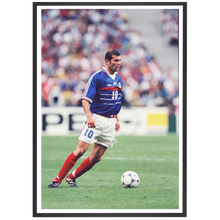 Charger l'image dans la galerie, Zinédine Zidane avec le ballon face au Brésil, Mondial 1998