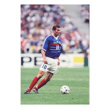 Charger l'image dans la galerie, Zinédine Zidane avec le ballon face au Brésil, Mondial 1998