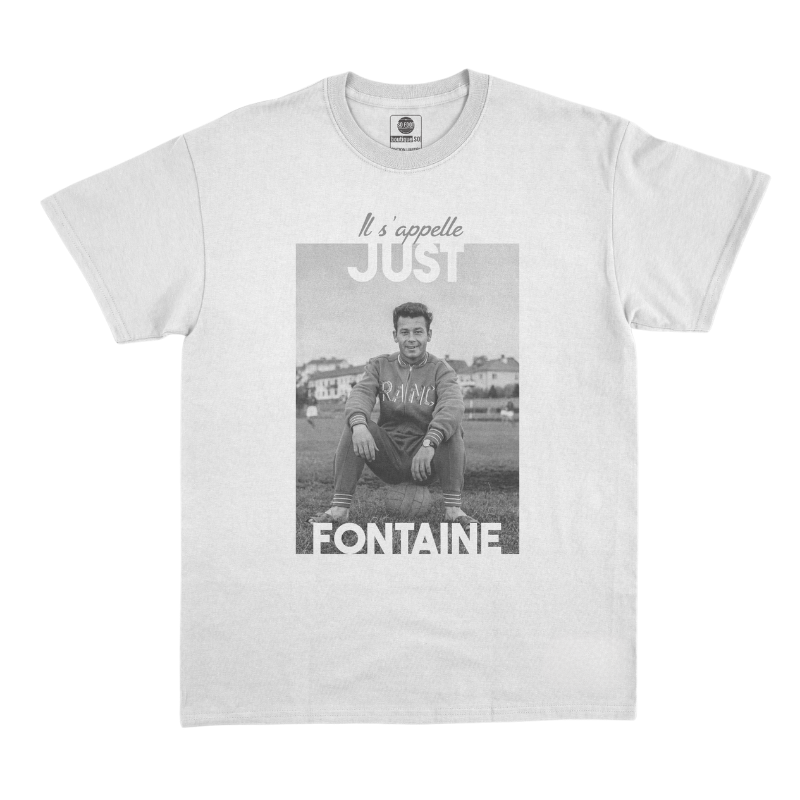 Maglietta bianca. Il suo nome è "Just Fontaine".