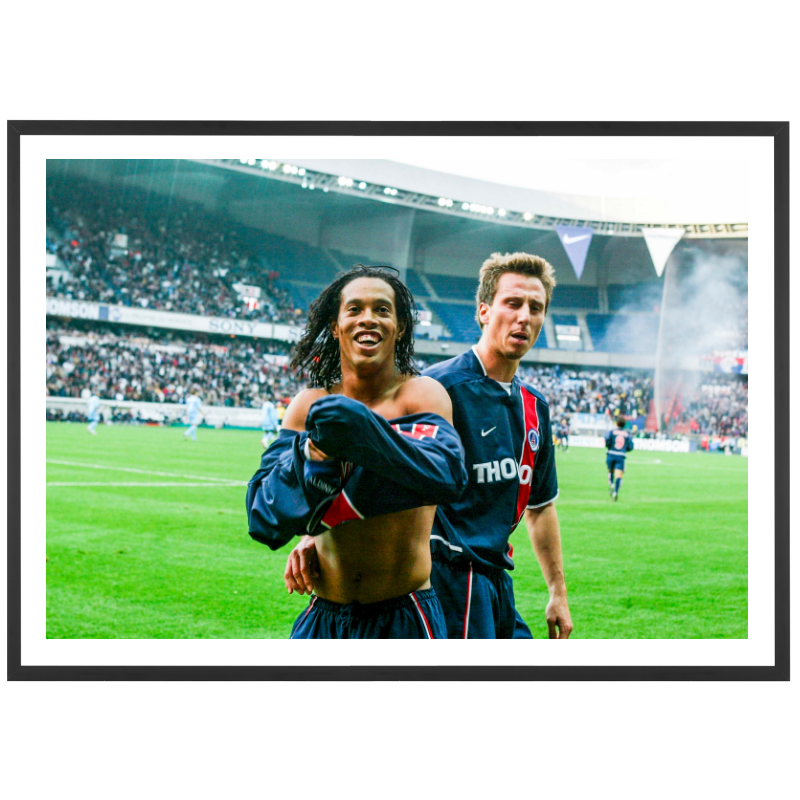 Ronaldinho fête son doublé contre l'OM, 2002