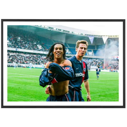 Ronaldinho fête son doublé contre l'OM, 2002
