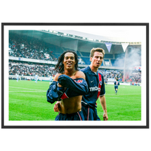 Carica l'immagine nel visualizzatore di Gallery, Ronaldinho festeggia la doppietta contro l'OM, ​​2002