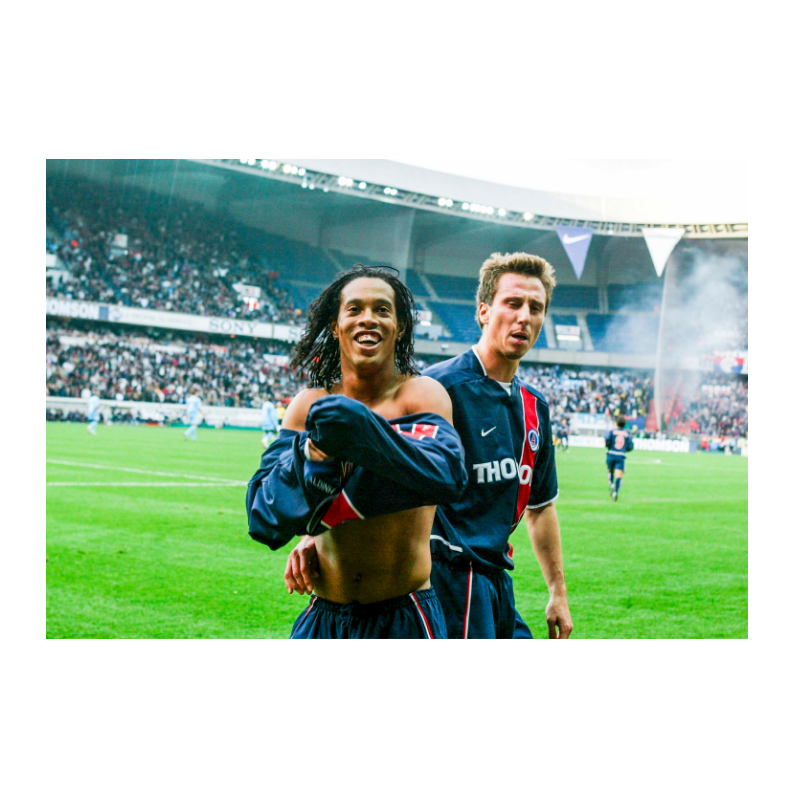 Ronaldinho fête son doublé contre l'OM, 2002