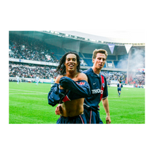 Carica l'immagine nel visualizzatore di Gallery, Ronaldinho festeggia la doppietta contro l'OM, ​​2002