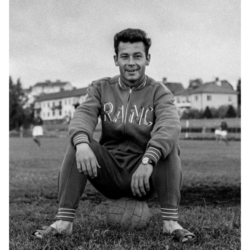 Maglietta bianca. Il suo nome è "Just Fontaine".