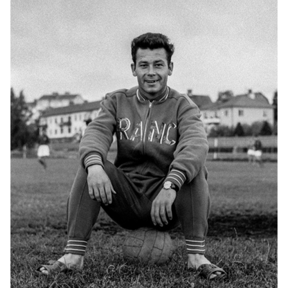 Maglietta bianca. Il suo nome è "Just Fontaine".
